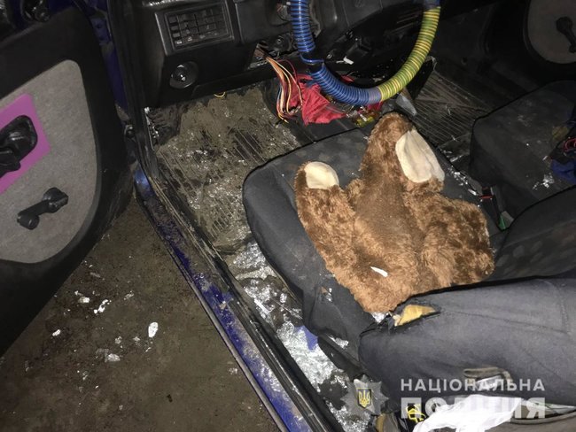 Пяний житель Харківщини розбив цеглиною 12 автомобілів, намагаючись їх викрасти, - Нацполіція 02