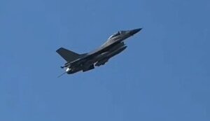 Літак F-16 ПС ЗСУ завдає ударів високоточними авіабомбами GBU-39 по позиціях російських військових в Курській області. ВIДЕО
