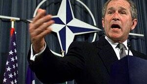 БУШ УКРЕПЛЯЕТ НАДЕЖДЫ УКРАИНЫ НА ВСТУПЛЕНИЕ В НАТО (FT)