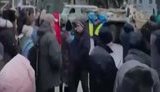 Жители временно оккупированного Бердянска блокируют технику армии РФ. ВИДЕО