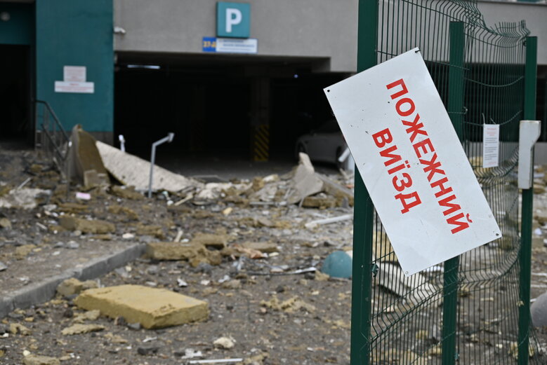 Последствия падения обломков вражеской ракеты на многоэтажку в Соломенском районе Киева 35