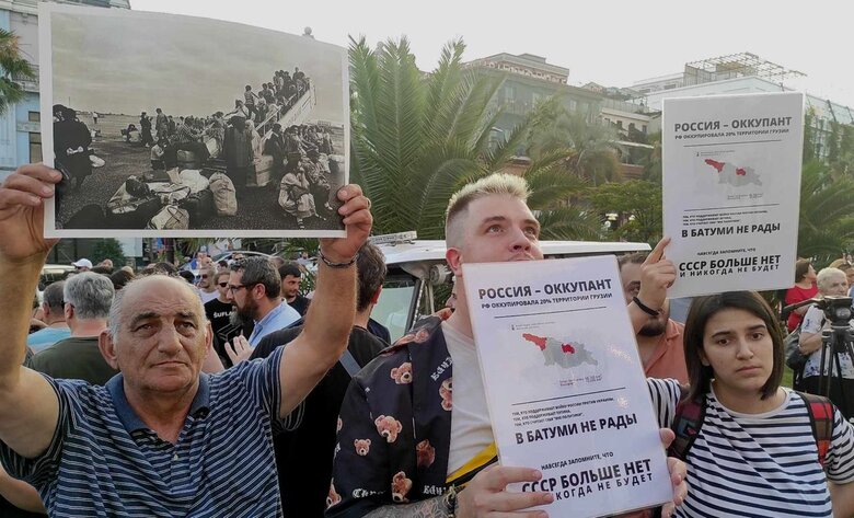 Русский корабль, иди нах#й!: у грузинському Батумі протестували через прибуття круїзного лайнера з російськими туристами 03