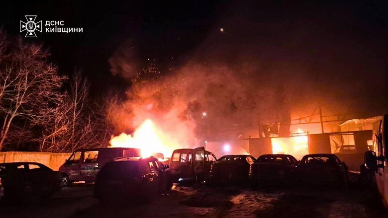 Нічні обстріли на Київщині: постраждалі, завали та допомога рятувальників