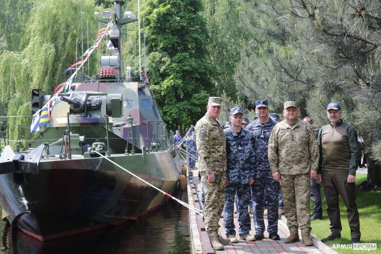 У ВМС почав службу бронекатер Буча, церемонію передачі відвідав Залужний 01