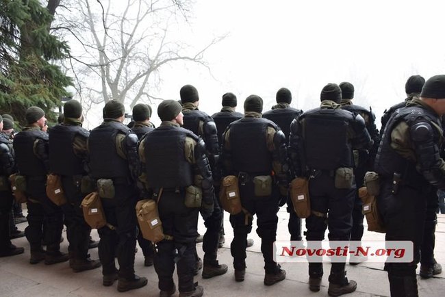 Мітинг за відставку губернатора Савченка в Миколаєві: будівлю облради охороняють сотні силовиків, азовці пройшли всередину, почалися сутички 11