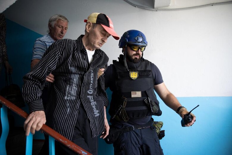 Фонд Добра и Любви продолжает эвакуацию людей и помогает преодолеть гуманитарную катастрофу в Лисичанске 09