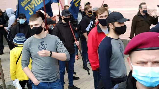 Поліція розділила тітушок і активістів, які пікетують суд щодо обрання запобіжного заходу Медведчуку 15