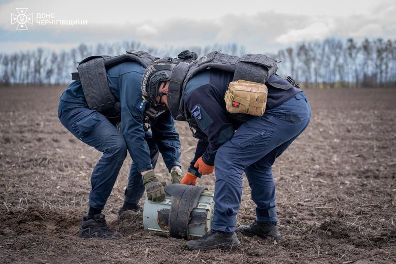 Небезпечні уламки російських безпілотників знищили контрольованим підривом