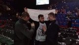 "Кто заказал Гандзюк?": Охрана на форуме Порошенко не дала активисту Выговскому поднять плакат с фамилиями Рищука и Гордеева и забрала у него телефон. ФОТО