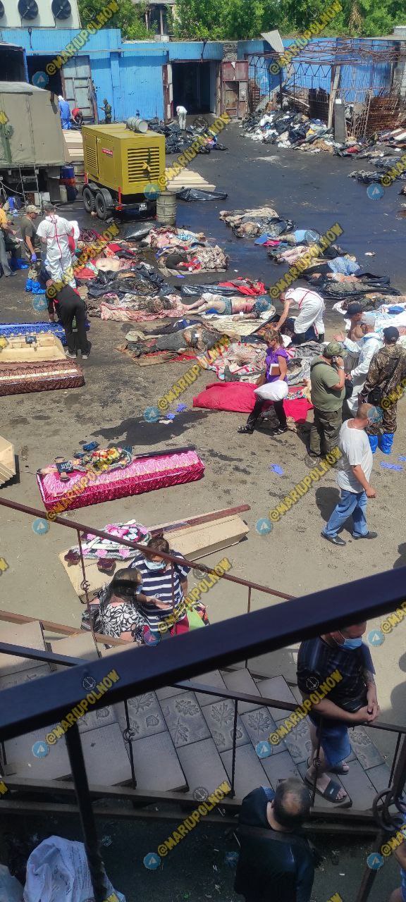 Bodies of dead Mariupol residents lie in heat on asphalt 01