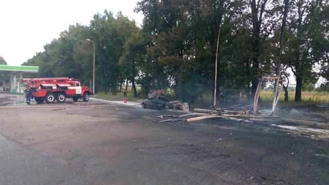 Автомобіль на Київщині врізався у газовий модуль АЗС, є жертви, - ДСНС 01