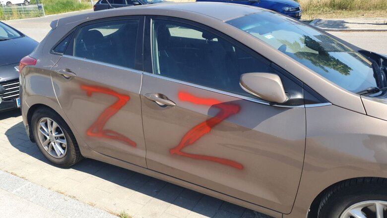 У Відні автомобілі з українськими номерами розмалювали символами Z 01