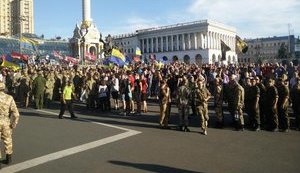Несколько сотен бойцов "Правого сектора" проводят в центре Киева "Марш Святослава". На Грушевского горят покрышки. ФОТОрепортаж (обновлено)