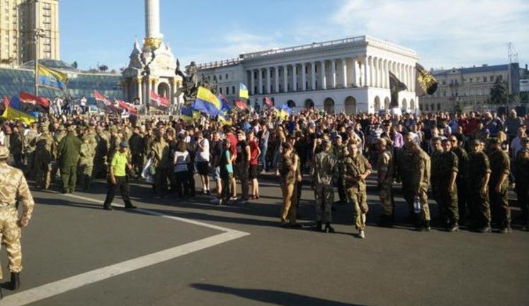 Несколько сотен бойцов "Правого сектора" проводят в центре Киева "Марш Святослава". На Грушевского горят покрышки. ФОТОрепортаж (обновлено)