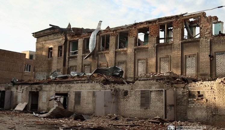 Атака на Дніпро: поранена людина, пошкоджено підприємство та коледж. ФОТОрепортаж
