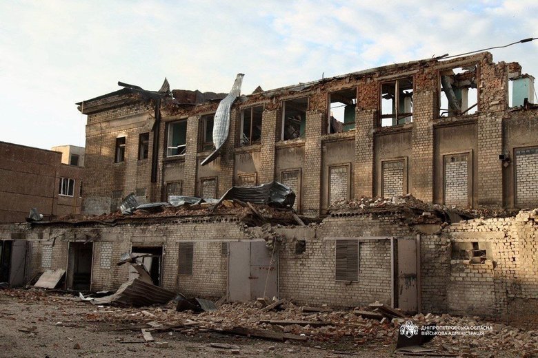 Внаслідок нічної атаки на Дніпро зафіксовано пожежу на підприємстві, одну людину поранено