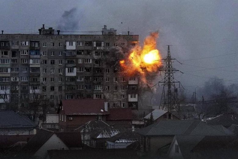 Снаряд войск РФ попал в жилой дом в Мариуполе 01