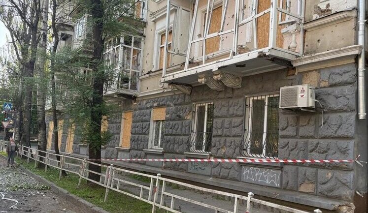 Последствия вражеских обстрелов Херсонщины: один человек погиб и четверо ранены, среди пострадавших - трое полицейских. ФОТОрепортаж