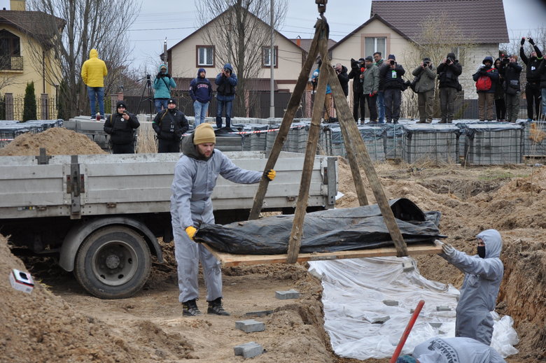 В Бучі ексгумують з братської могили тіла вбитих росіянами мирних жителів: Майже всі з вогнепальними пораненнями, деякі із завязаними руками та ногами 12
