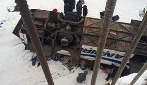 В России автобус с пассажирами упал с моста - 19 погибших. ВИДЕО