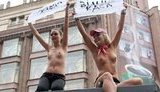 Обнаженные Femen протестовали на автозаке. ФОТОрепортаж