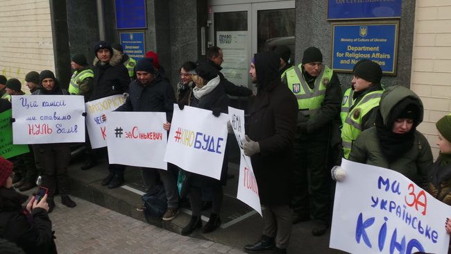 Цій комісії ми ставимо нуль балів, - активісти пікетували Нацагентство з питань держслужби на підтримку кандидатки на главу Держкіно Сінькевич 04