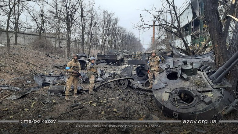 Азовцы показали уничтоженную технику россиян в Мариуполе 01