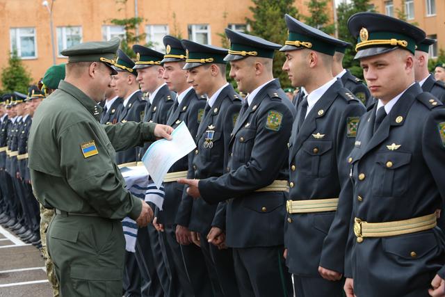 В Национальной академии Госпогранслужбы состоялся выпуск офицеров-пограничников 01 В Национальной академии Госпогранслужбы состоялся выпуск офицеров-пограничников 01