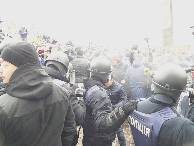 Затримання Саакашвілі: поліція намагається відтіснити активістів на Трьохсвятительській, був застосований газ 01