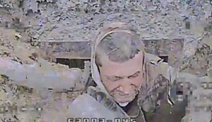 Оккупант высунул голову из норы и смиренно ждет удара беспилотника. ВИДЕО
