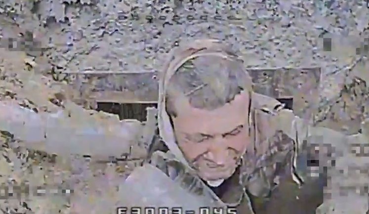 Оккупант высунул голову из норы и смиренно ждет удара беспилотника. ВИДЕО