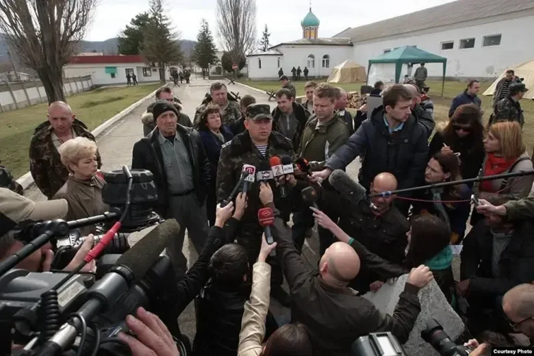 Полковник ЗСУ Стороженко дає коментар журналістам у дні анексії Криму Росією, 2014 рік