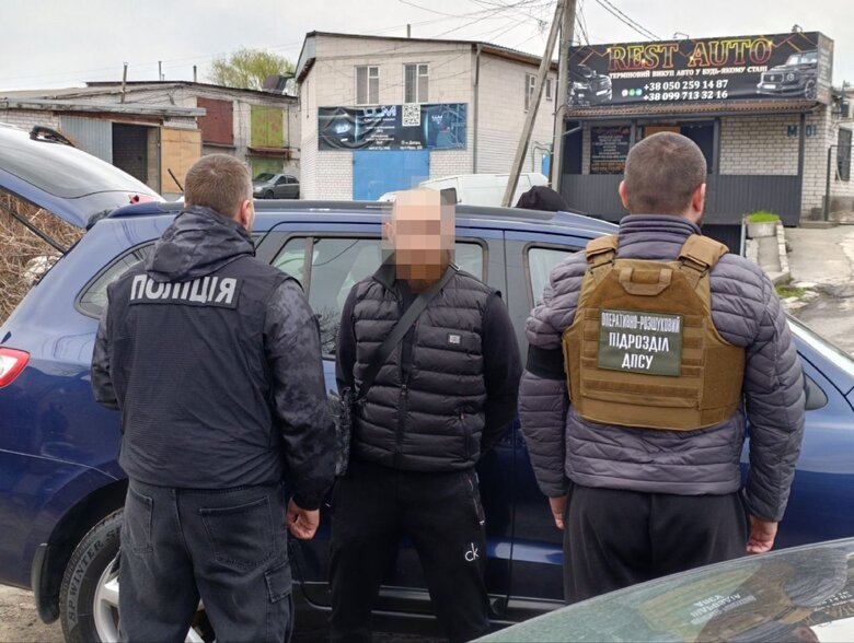 В Україні затримали шахрая, який продавав автівки, ввезені як гуманітарна допомога