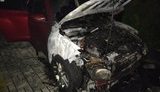 Автомобіль довіреної особи кандидата в парламент від "Слуги народу" підпалили в Херсоні. ФОТОрепортаж