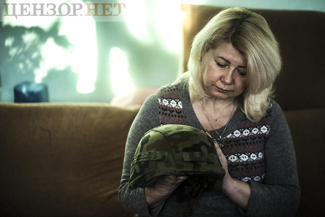 Мама молодшого сержанта міліції Романа Сокуренка (Сокола): Рома побіг витягати хлопців, коли в них стріляв снайпер. Вони йшли на перший штурм Іловайська 12