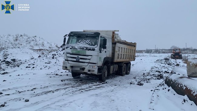 СБУ на Хмельнитчине разоблачила незаконную добычу ископаемых: браконьеры успели добыть 8,5 тыс. тонн 02