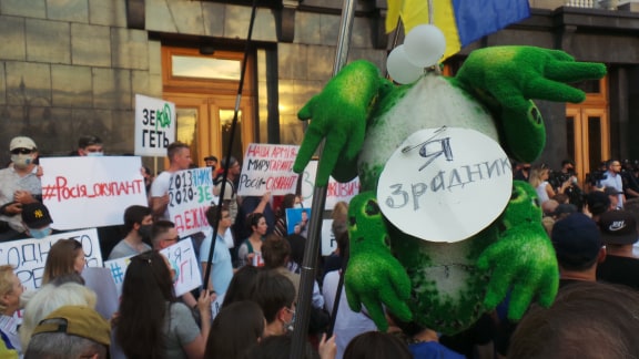 Под Офисом Зеленского в Киеве прошла акция протеста против условий прекращения огня на Донбассе 36