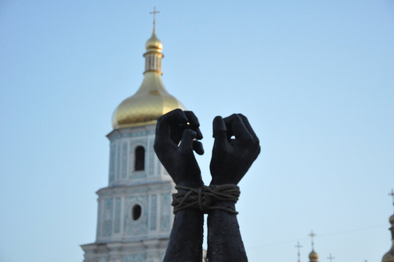 У Києві відкрили інсталяцію-символ стійкості та віри українських військовополонених із Азовсталі 21