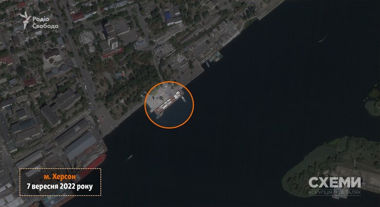 Російські окупанти організували в Херсоні нову паромну переправу, - ЗМІ 01