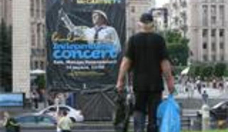 На Майдане соорудили сцену для концерта сэра Пола МакКартни. ФОТОрепортаж.