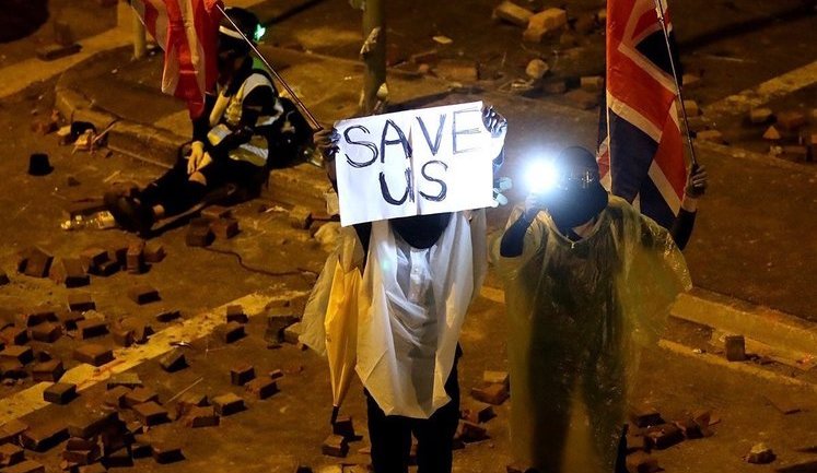 Save us: Протестующие в Гонконге 4 дня удерживали захваченный кампус университета. ФОТОрепортаж