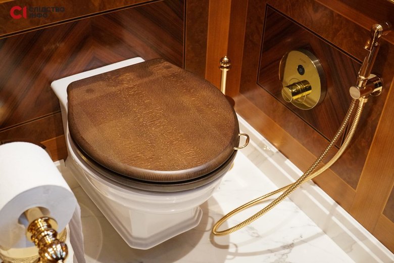 Новий золотий унітаз і герб Росії: Журналісти знайшли у Медведчука вагон-ресторан, який йому подарувала Марченко. ФОТОрепортаж 05 Новий золотий унітаз і герб Росії: Журналісти знайшли у Медведчука вагон-ресторан, який йому подарувала Марченко. ФОТОрепортаж 05