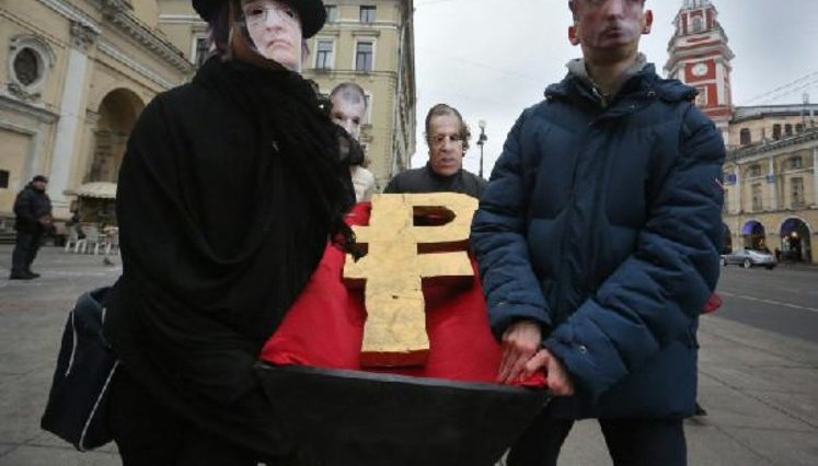 "Похороны рубля": В Петербурге провели акцию, посвященную стремительному падению российской валюты. ФОТО+ВИДЕО