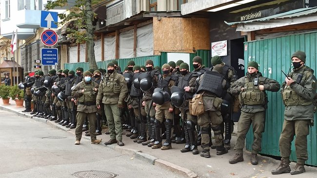 Ні локдауну! - підприємці масово протестують у центрі Києва, перекрито вулицю Грушевського та Петрівську алею 29 Ні локдауну! - підприємці масово протестують у центрі Києва, перекрито вулицю Грушевського та Петрівську алею 29