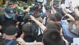 Обрання запобіжного заходу Стерненку: Під час спроби поручителів Стерненка увійти до приміщення суду сталася сутичка з правоохоронцями. ВІДЕО+ФОТОрепортаж