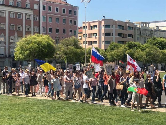 Євробачення: російська делегація в Лісабоні влаштувала акцію Безсмертний полк, учасники якої несли прапори терористів Л/ДНР 04