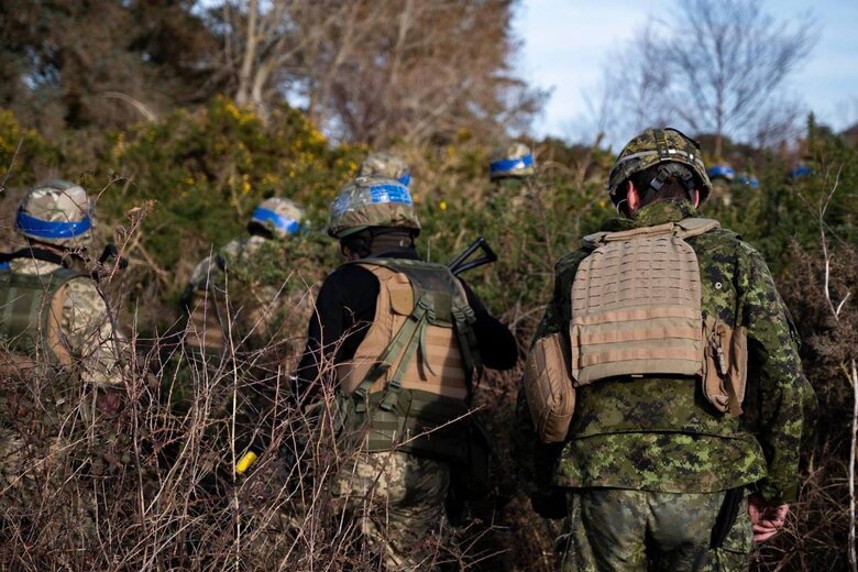 Ukrainian soldiers practice offensive and defensive actions in Britain 02
