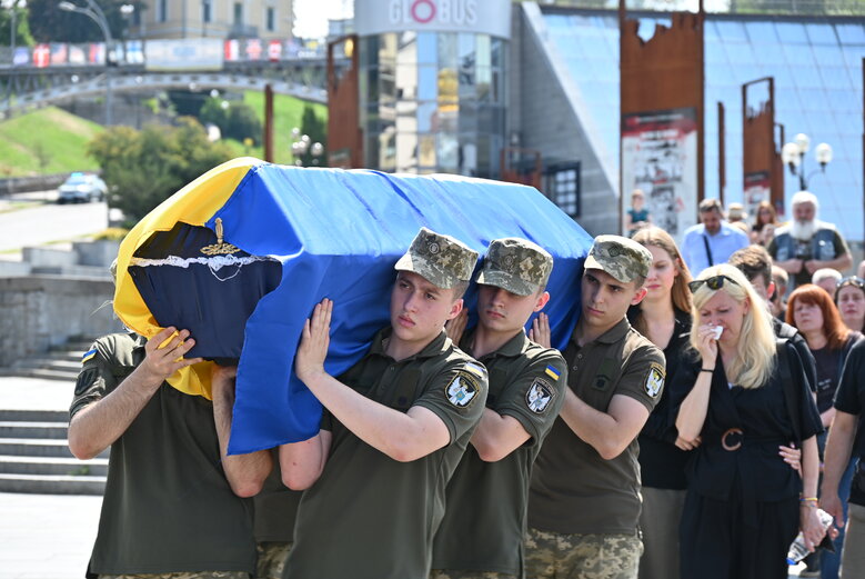 Із загиблим воїном, майданівцем Павлом Каленіченком попрощалися на Майдані Незалежності 09