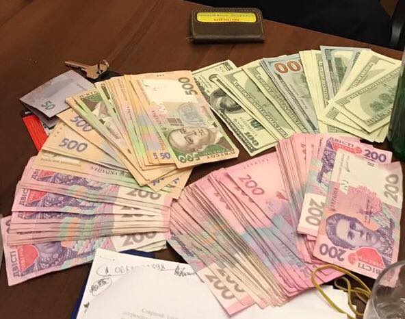 Депутат райради Житомирщини намагався дати хабар поліцейському за можливість видобутку бурштину, - СБУ 04 Депутат райради Житомирщини намагався дати хабар поліцейському за можливість видобутку бурштину, - СБУ 04