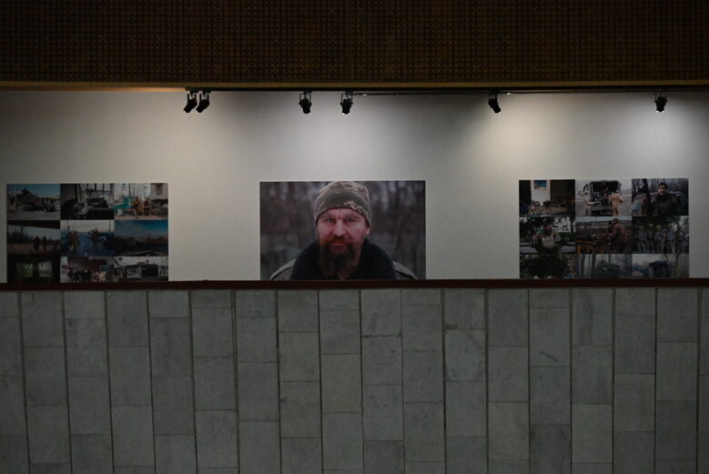 Выставка фотографий добровольца Владимира Миронюка (Джона), погибшего под Курдюмовкой в сентябре 2023 года 08